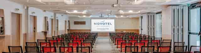 Espace La Seine meeting room with projection screen at Novotel Paris Centre Eiffel Tower.