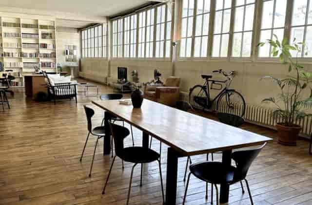 Spacious function room in Artefact Paris with natural light, ideal for meetings and workshops.