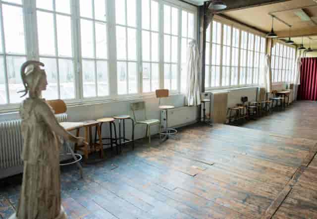 Spacious function room in Artefact Paris with natural light, ideal for meetings and events.