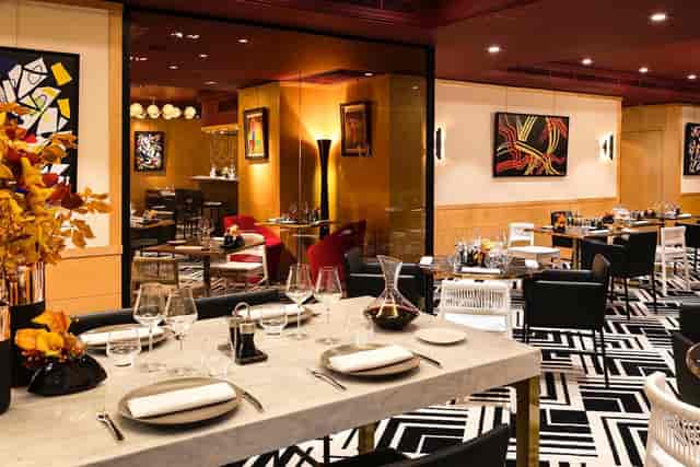 Restaurant romantique sur les Champs-Élysées à Paris | Warwick Paris
