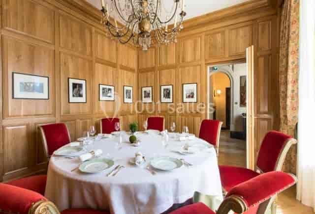Elegant dining room with round table set for formal event at Le Clarence.