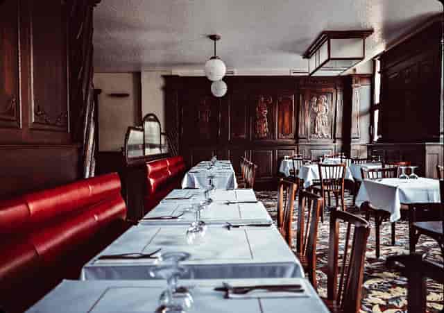 Elegant dining space in Bouillon République for upscale events and intimate gatherings.