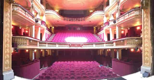 Elegant Théâtre de la Madeleine bar, perfect for events and performances.