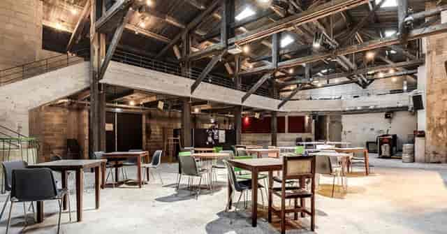 LE FOYER event space with high ceilings, perfect for creative gatherings and workshops.