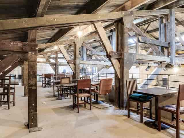 LA LOGE VIP event space with rustic beams, ideal for workshops and networking events.