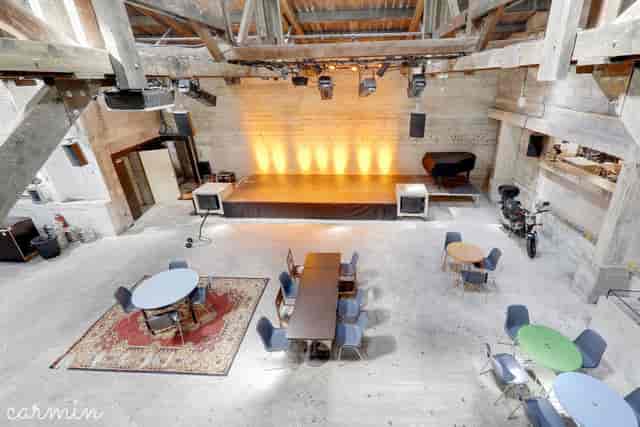 LE BALCON event space with warm lighting, ideal for meetings and performances.