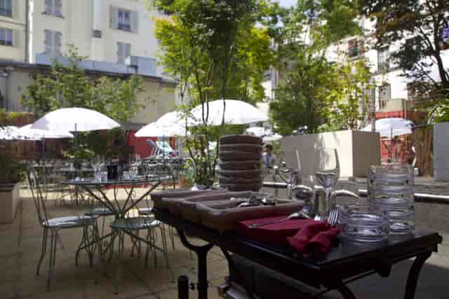 Outdoor event space at Le Bar à Bulles, perfect for networking and receptions.