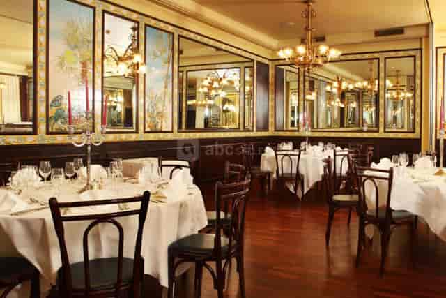 Elegant dining space at Brasserie Lipp with chandeliers, ideal for upscale events.