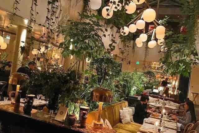 Vibrant restaurant in Alcazar with lush greenery, ideal for events and gatherings.