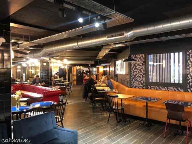 Modern restaurant in Eklo with cozy booths, perfect for casual meetings and events.