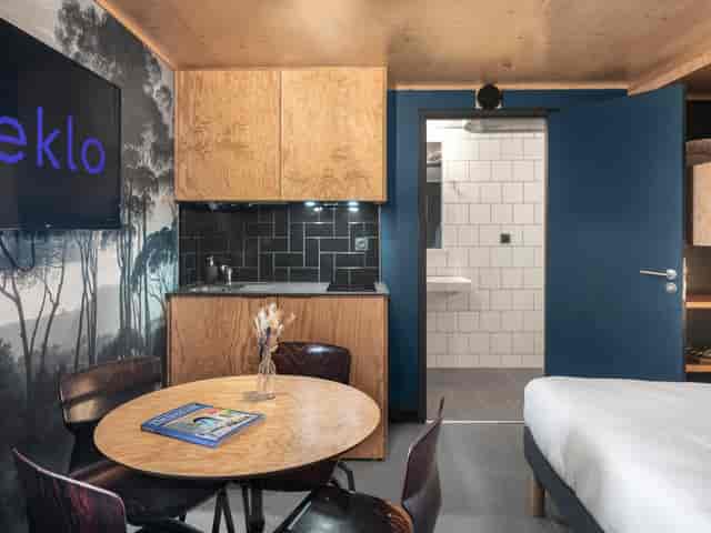 Modern meeting room with cozy seating, ideal for workshops and brainstorming sessions.