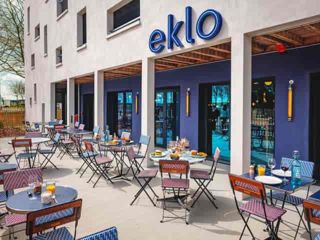 Vibrant outdoor dining area in Eklo, perfect for casual meetings and networking events.