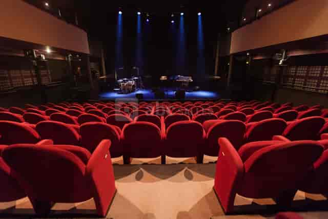 Salle Lautréamont theater with red seating, ideal for concerts and presentations.