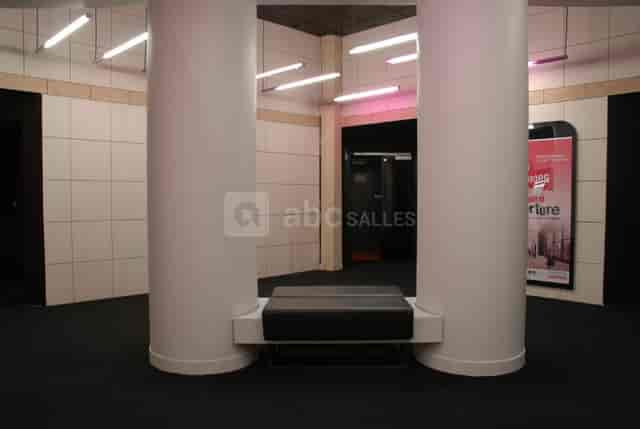 Modern event space Le Foyer 500 with white columns, ideal for meetings and networking.