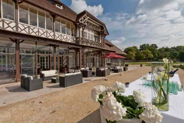 Elegant outdoor venue with spacious terrace for meetings and events.