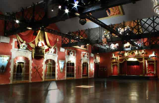 Salons Vénitiens event space with ornate decor, ideal for corporate gatherings and gala dinners.