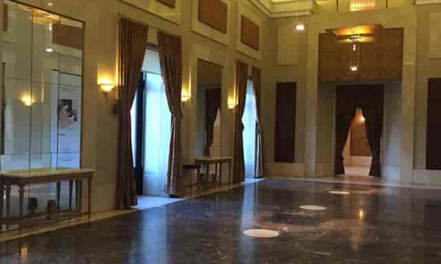 Elegant foyer in Teatro Real, featuring high ceilings for events and networking.