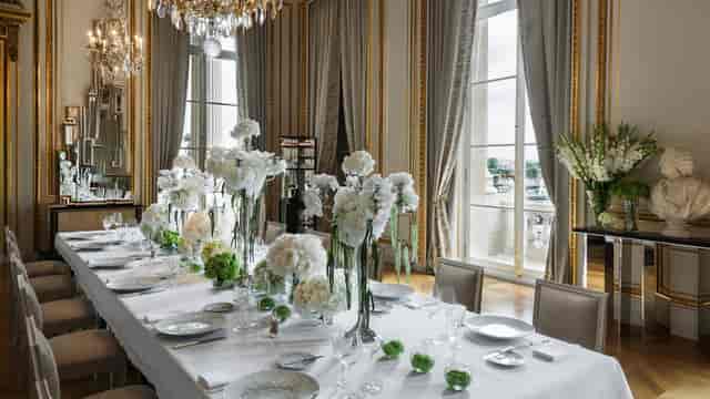 Elegant boardroom dining setup at Hôtel du Collectionneur for corporate events.