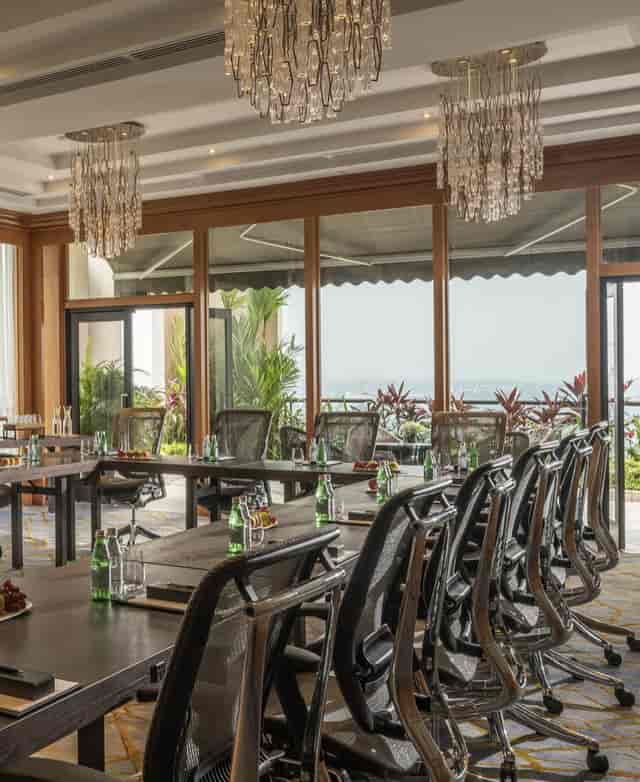 "Windows West meeting room in Four Seasons Singapore, bright and elegant for corporate events."