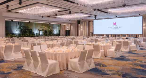 Seagull event venue with elegant round tables, ideal for corporate gatherings and celebrations.