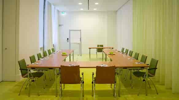 Modern meeting room at Nasdaq Berlin with long table, ideal for workshops and strategy sessions.