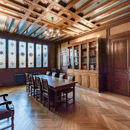 Elegant meeting room with wooden table, ideal for board meetings and gatherings.