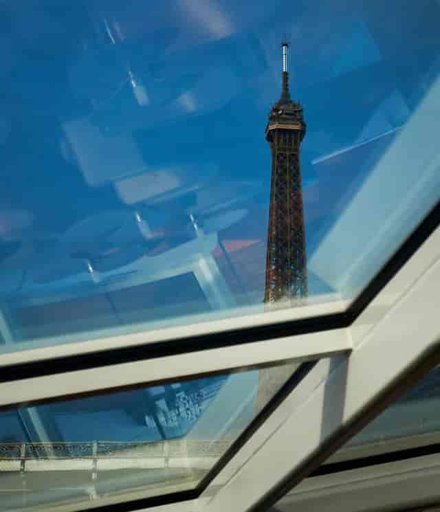 Eiffel Tower reflection in glass ceiling at Paris en Scène, ideal for elegant events.