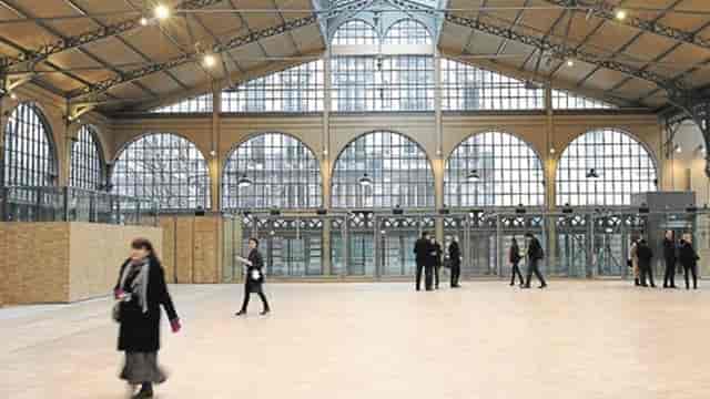 Halle in Le Carreau du Temple: spacious venue with high ceilings for conferences and exhibitions.