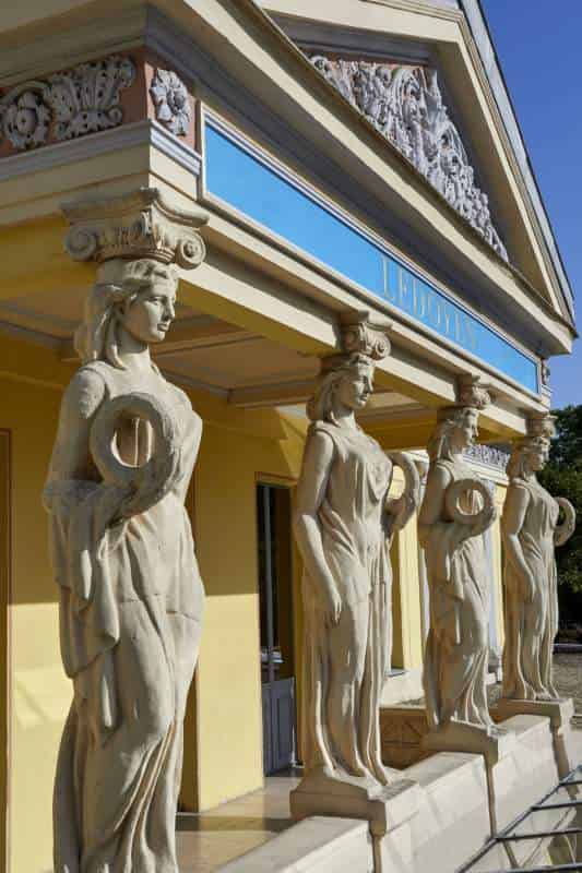 Les Cariatides