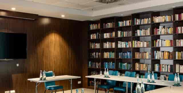 Meeting Room 1 at NH Berlin: modern setup, natural light, ideal for workshops and meetings.
