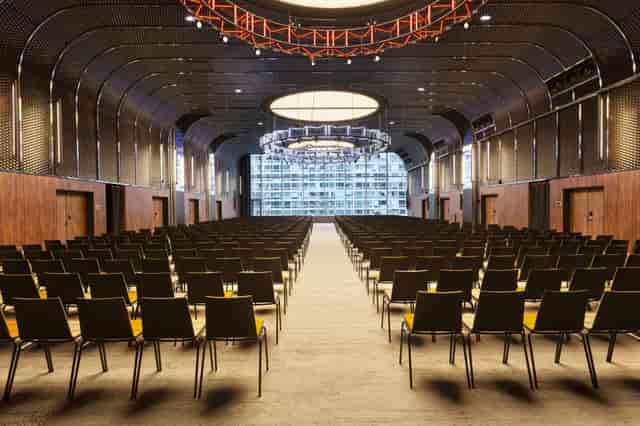 C2 Immersive Floor event hall in Pullman Paris, spacious with modern design for conferences.