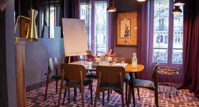 Speakeasy meeting room at 25hours Hotel Paris, featuring a round table for workshops.