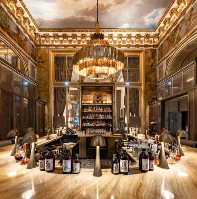 Sophisticated bar at Hôtel du Collectionneur, ideal for upscale events and cocktail hours.