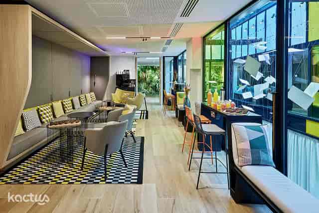 Modern meeting space at Quai n°6, Paris Gare de Lyon, ideal for corporate events and gatherings.