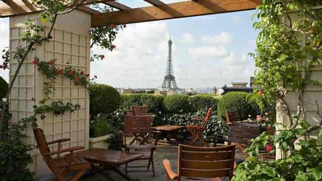 Rooftop bar at Hôtel Raphael with Eiffel Tower view, ideal for events and gatherings.