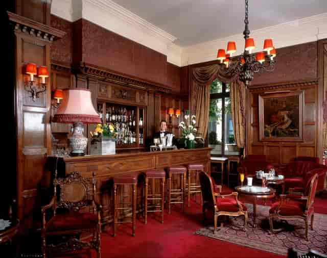 Elegant bar at Hôtel Raphael with rich wood paneling, perfect for networking events.