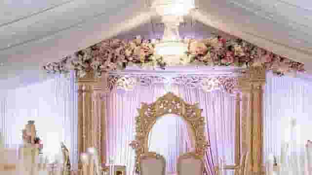 Chandelier lit Pavilion