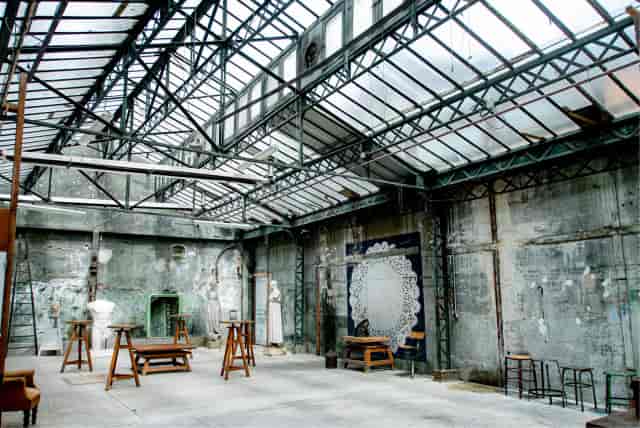 Industrial event space in Artefact Paris with exposed beams, ideal for creative workshops.