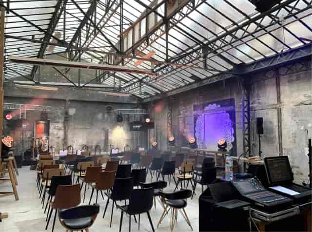 Versatile industrial event space in Artefact Paris, perfect for corporate gatherings.