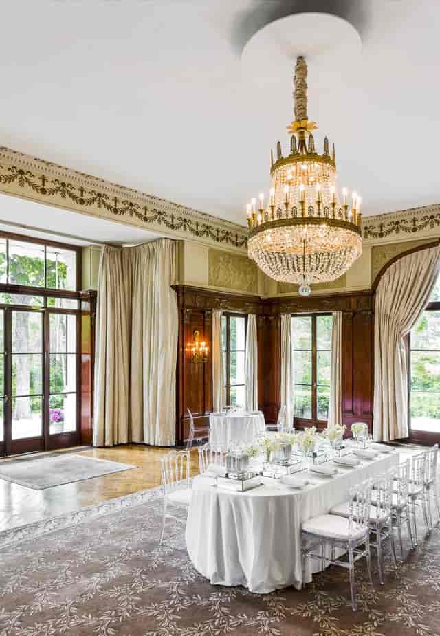 Elegant event space at Le Pré Catelan with grand chandelier, ideal for weddings and gatherings.