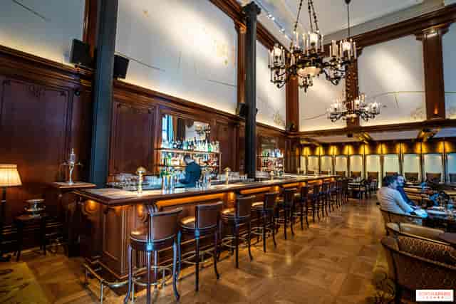 Elegant bar area in Hôtel Madame Rêve, perfect for cocktail receptions and networking events.