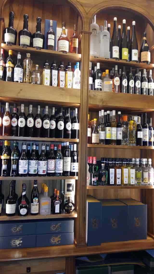 Well-stocked wine bar at La Cave du Château, perfect for events and networking.