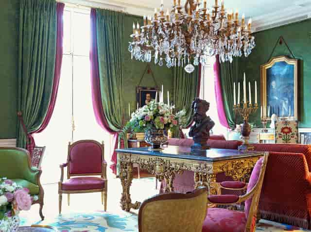Elegant meeting space with green walls, ideal for high-profile events and gatherings.