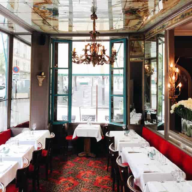 Elegant lounge at Chez Julien, ideal for intimate gatherings and corporate meetings.