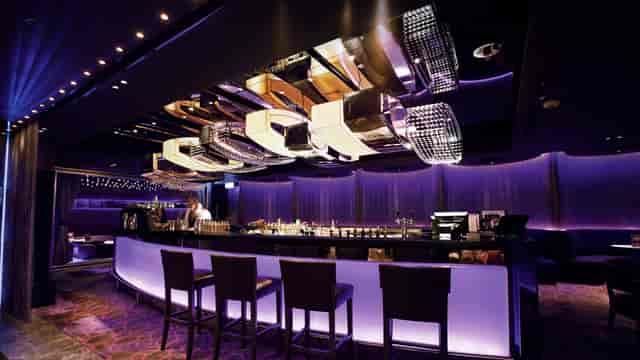 Sleek bar at The Mira Hong Kong, ideal for networking events and cocktail receptions.
