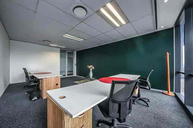 Versatile coworking space with natural light, ideal for workshops and brainstorming sessions.