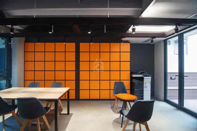 Modern multifunction room in WorkCave Hong Kong, ideal for meetings and brainstorming.