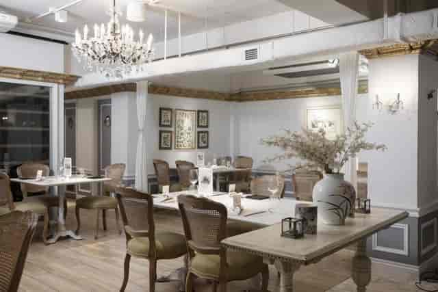 Elegant corporate dinner party at Maison ES with chandelier decor, ideal for events.