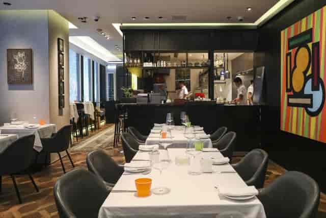 Modern dining room in Arcane, ideal for corporate lunches and intimate events.
