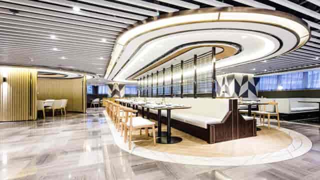 Modern meeting room at Hotel COZi Oasis, ideal for corporate events and networking.